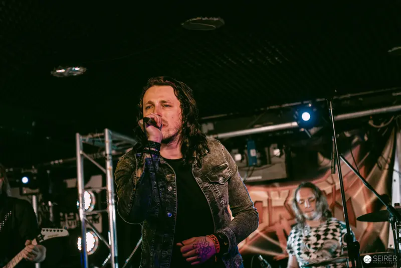 Jokers IV Perform Intense Rock Set at Replugged, Vienna