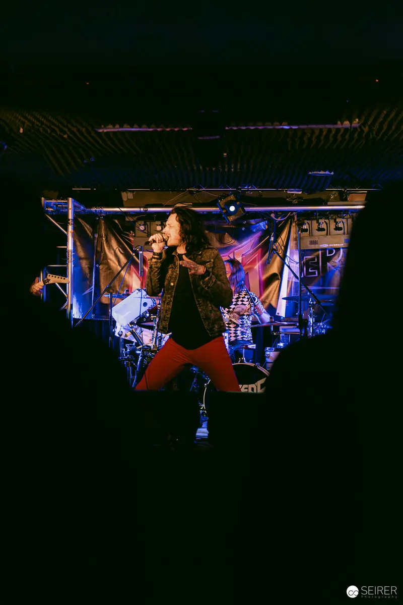 Jokers IV Live at Replugged: Dynamic Performance in Red and Blue Lighting