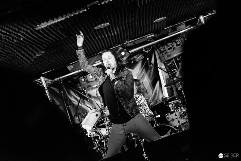 Jokers IV Performing Energetic Set at Replugged, Vienna in Dramatic Black and White