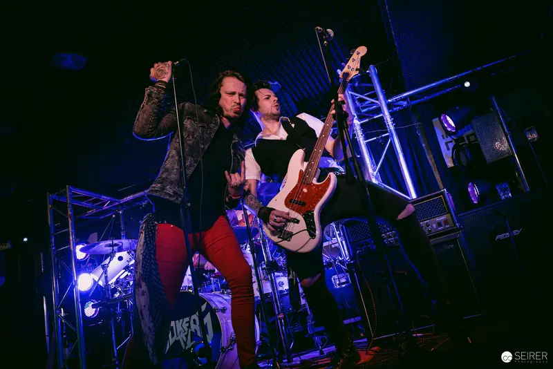 Jokers IV Performing Energetic Rock Set at Replugged, Vienna