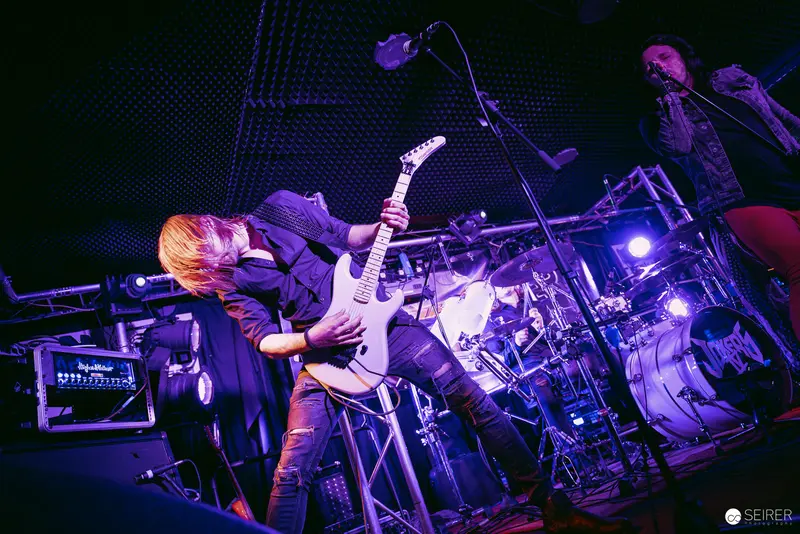 Jokers IV Guitarist in Dynamic Performance at Replugged, Vienna