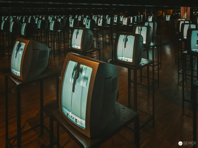 Vintage Television Installation Exploring Media Landscape and Technological Repetition
