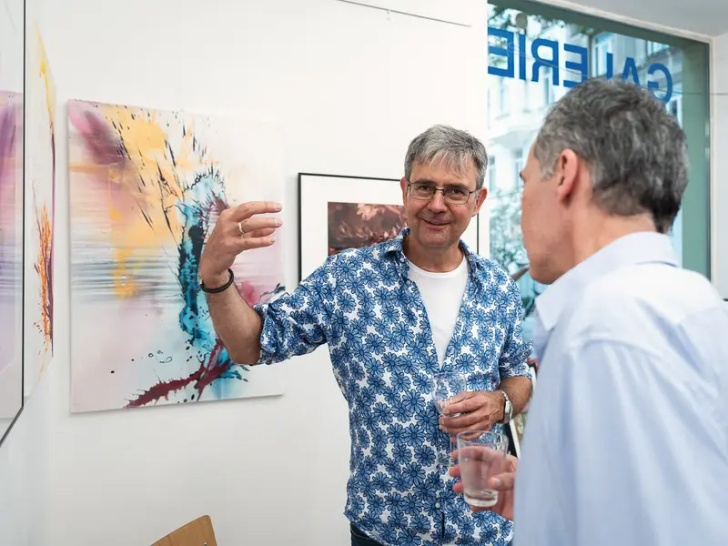 Gallery Conversation: Art Enthusiasts Discussing Contemporary Abstract Painting