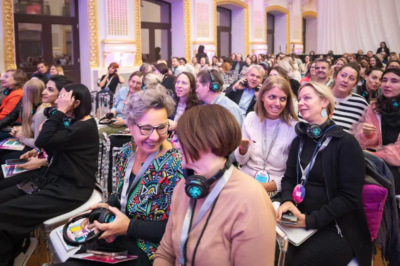 Health & Mind Festival Attendees Engage with Colorful Silent Lecture Experience