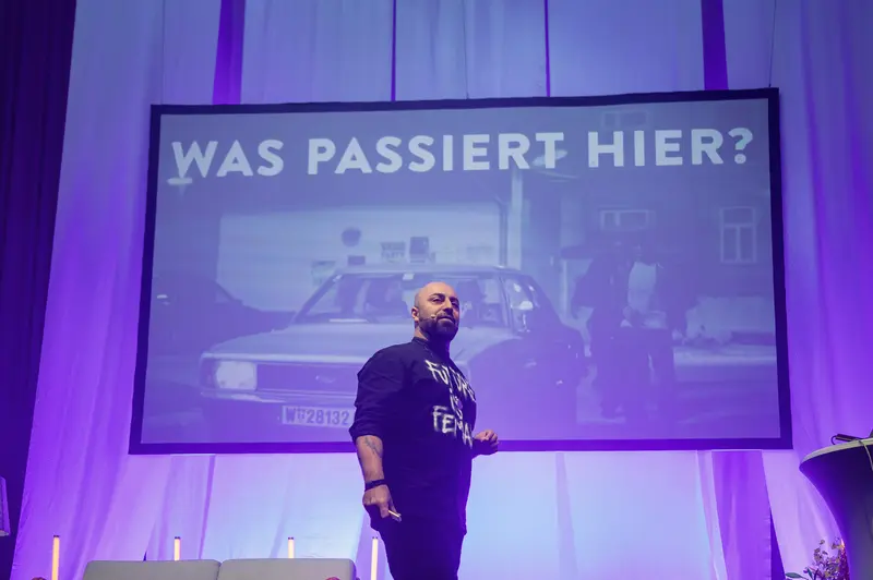 Was Passiert Hier? Speaker Presents Dramatic Projection at Health & Mind Festival