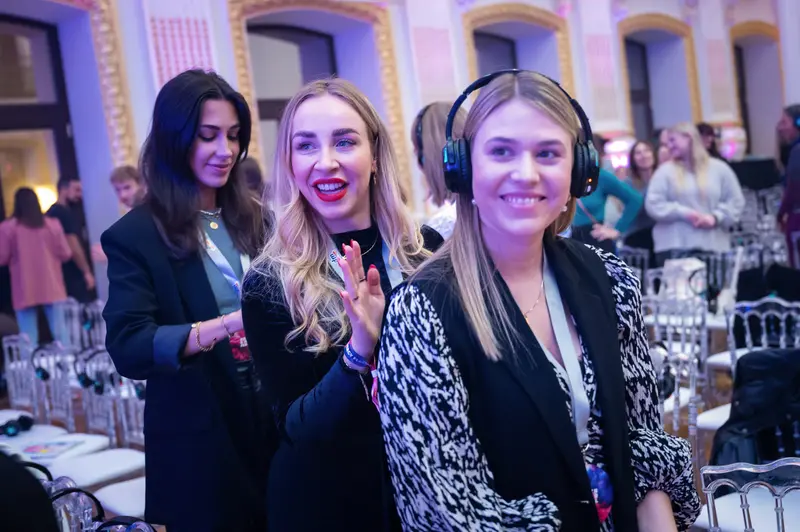 Health & Mind Festival: Three Women in Vibrant Networking Moment