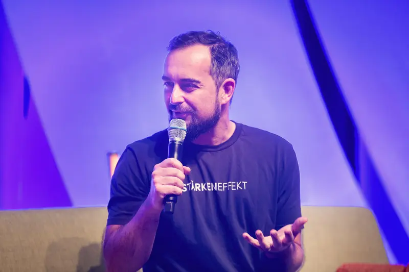 Speaker Presenting at Health & Mind Festival in Dynamic Microphone Gesture
