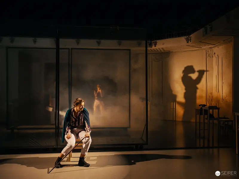 Der Nebel von Dybern: Dramatic Staging with Silhouette and Performer at Nestroyhof Hamakom