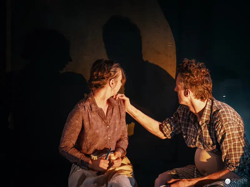 Der Nebel von Dybern: Intimate Theatrical Moment between Two Performers