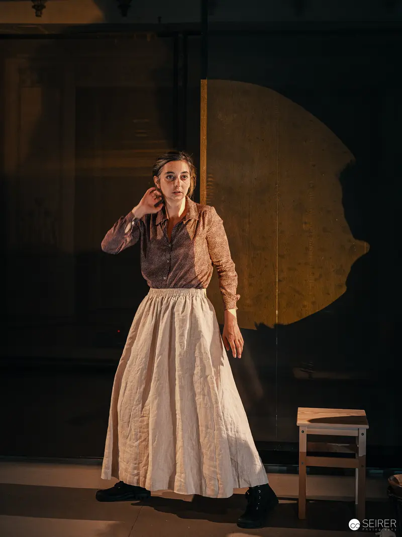 Aline-Sarah Kunisch in Theatrical Staging of "Der Nebel von Dybern"