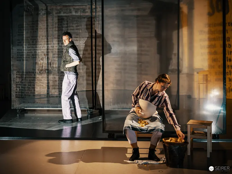 Staging "Der Nebel von Dybern" - Theatrical Tableau of Isolation and Domestic Labor