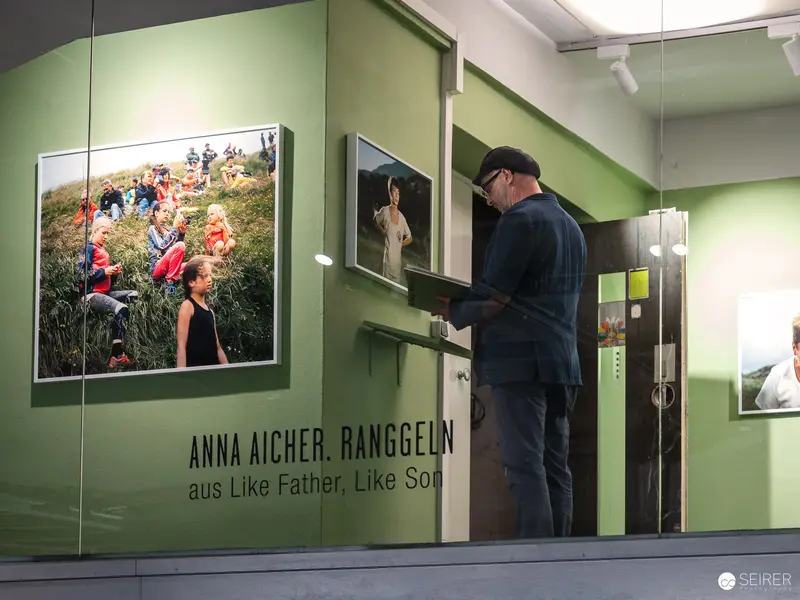 Anna Aicher's "Ranggeln" Exhibition: Photographic Exploration of Human Interaction