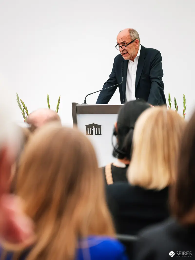 Peter-Matthias Gaede Presenting at Global Peace Photo Award 2023 in Austrian Parliament