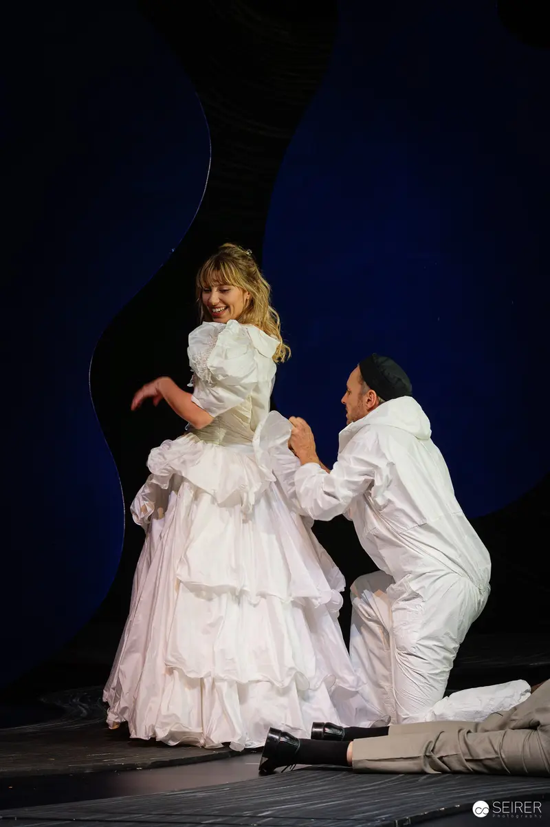 Lulu Performance at Kammerspiele: Dramatic Staged Encounter in White
