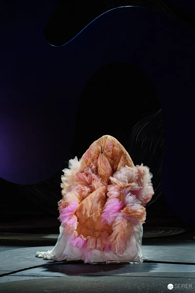 Lulu Performance at Kammerspiele: Surreal Costume Sculpture in Pink and Flesh Tones