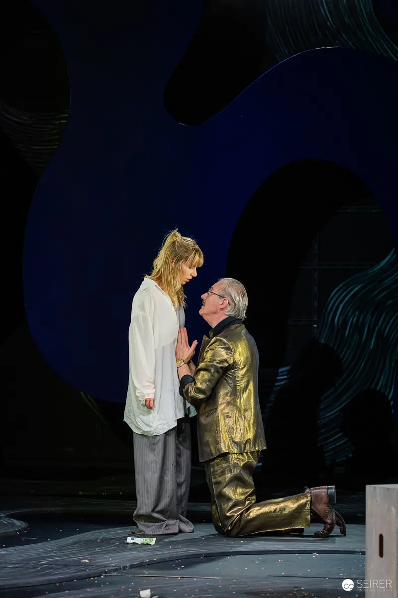 Lulu Performance at Kammerspiele: Dramatic Encounter on Dark Stage