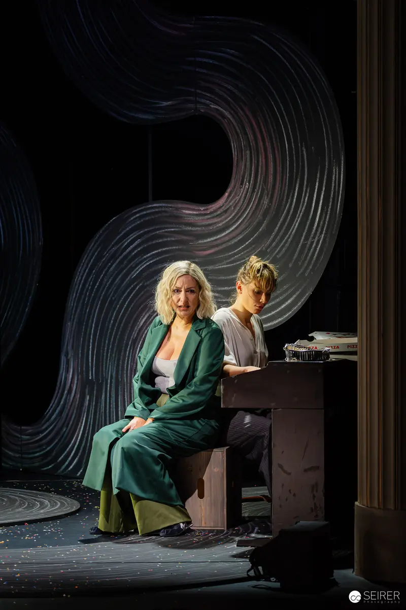 Lulu Staging at Kammerspiele: Dramatic Moment in Green and Light