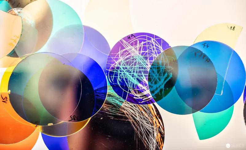 Abstract Chromatic Spheres: Geometric Intersections in Translucent Color Planes