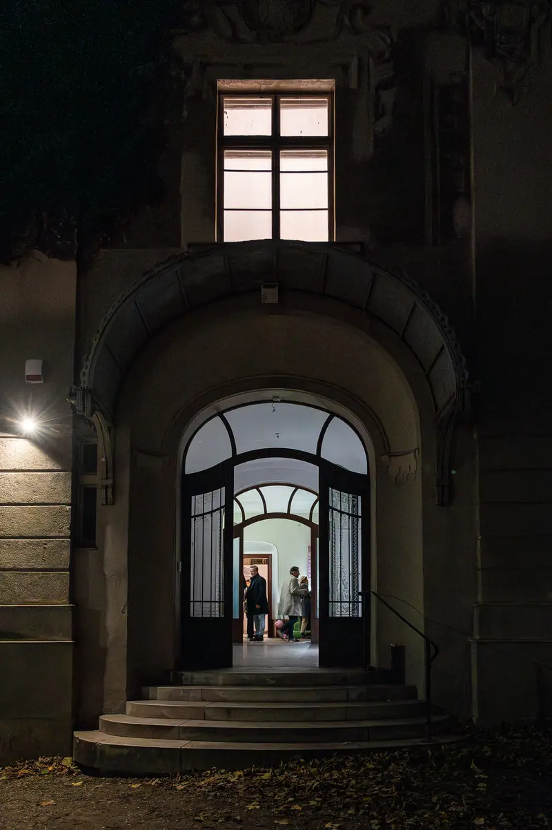 Twilight Passage: Stefanie Moshammer's Arched Entryway in Nocturnal Architectural Meditation