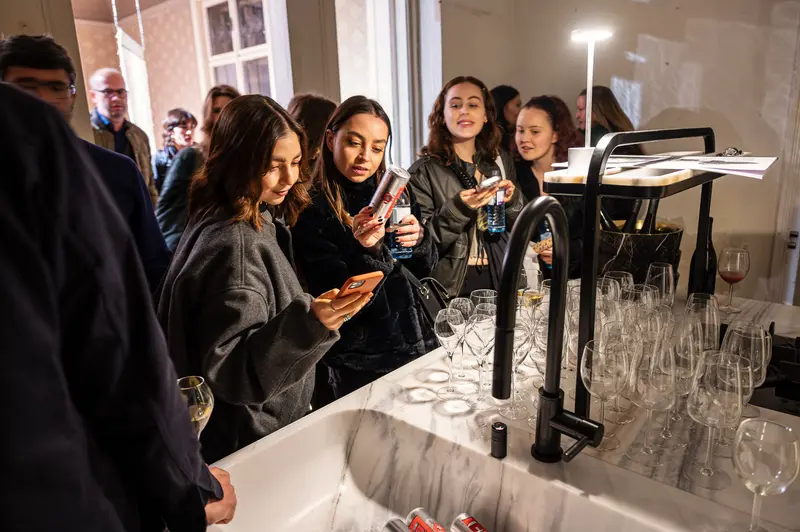Stefanie Moshammer's Exhibition Opening: Wine Glasses and Smartphone Moments