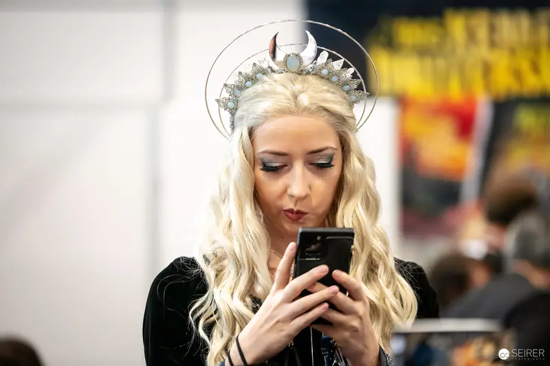 Ethereal Cosplay Portrait at Vienna ComicCon 2023: Smartphone-Focused Performer