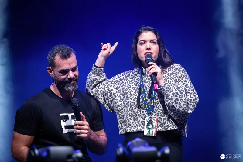 Vienna ComicCon 2023: Presenters Engage Audience with Microphone and Animated Gestures