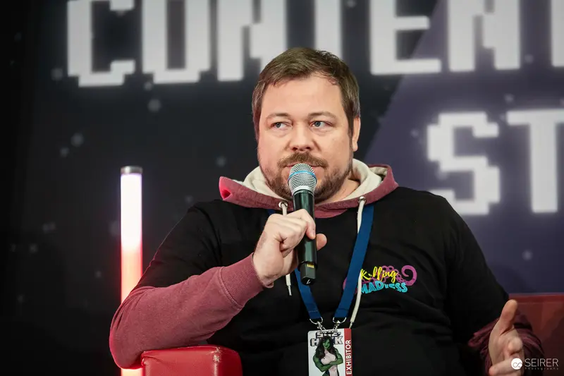 Speaker at Vienna ComicCon 2023 Discusses Comic Culture with Microphone
