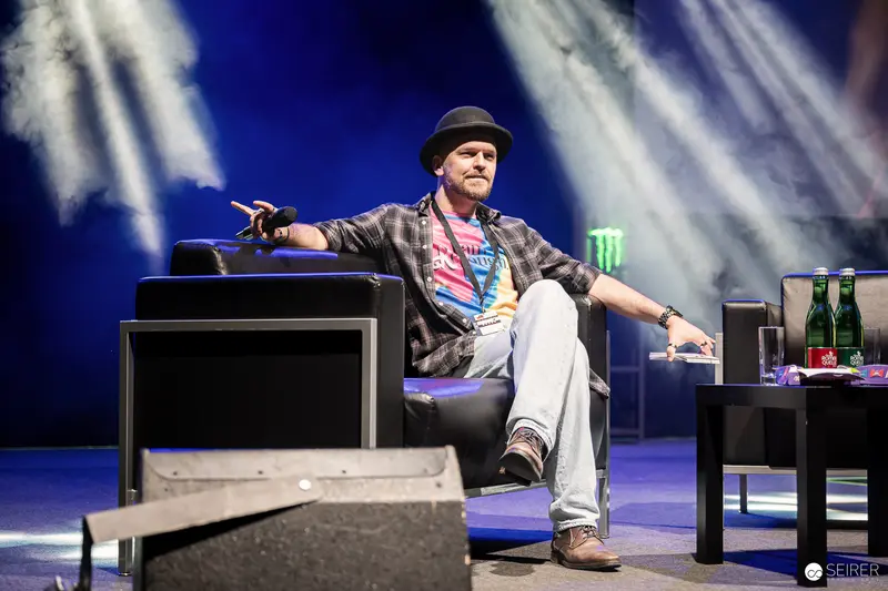 Vienna ComicCon 2023: Speaker on Stage with Dynamic Lighting and Performance Setup