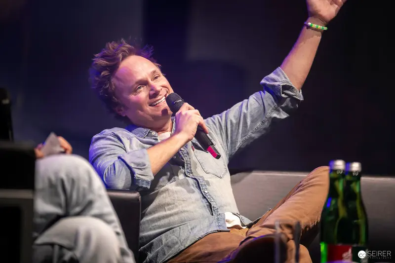 Animated Performer at Vienna ComicCon 2023 Speaking Energetically on Stage