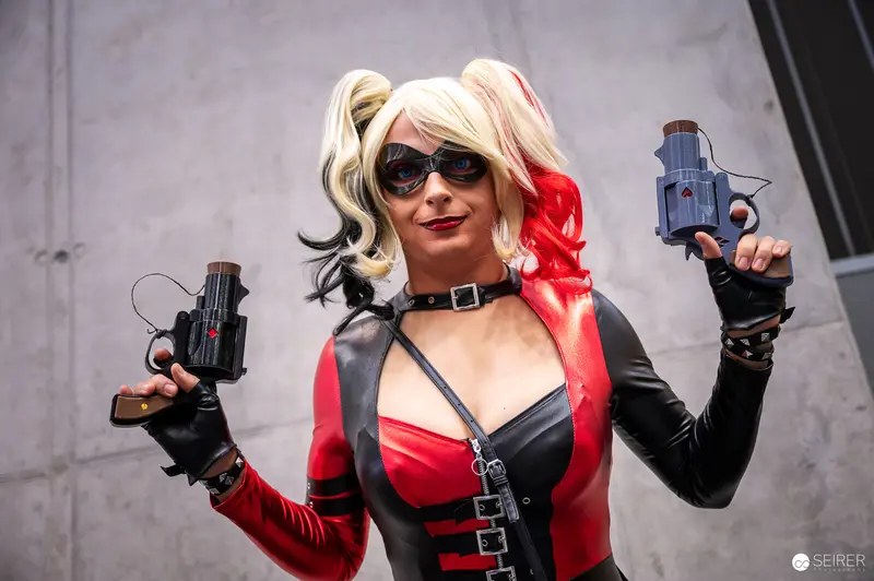 Harley Quinn Cosplayer Wielding Dual Weapons at Vienna ComicCon 2023