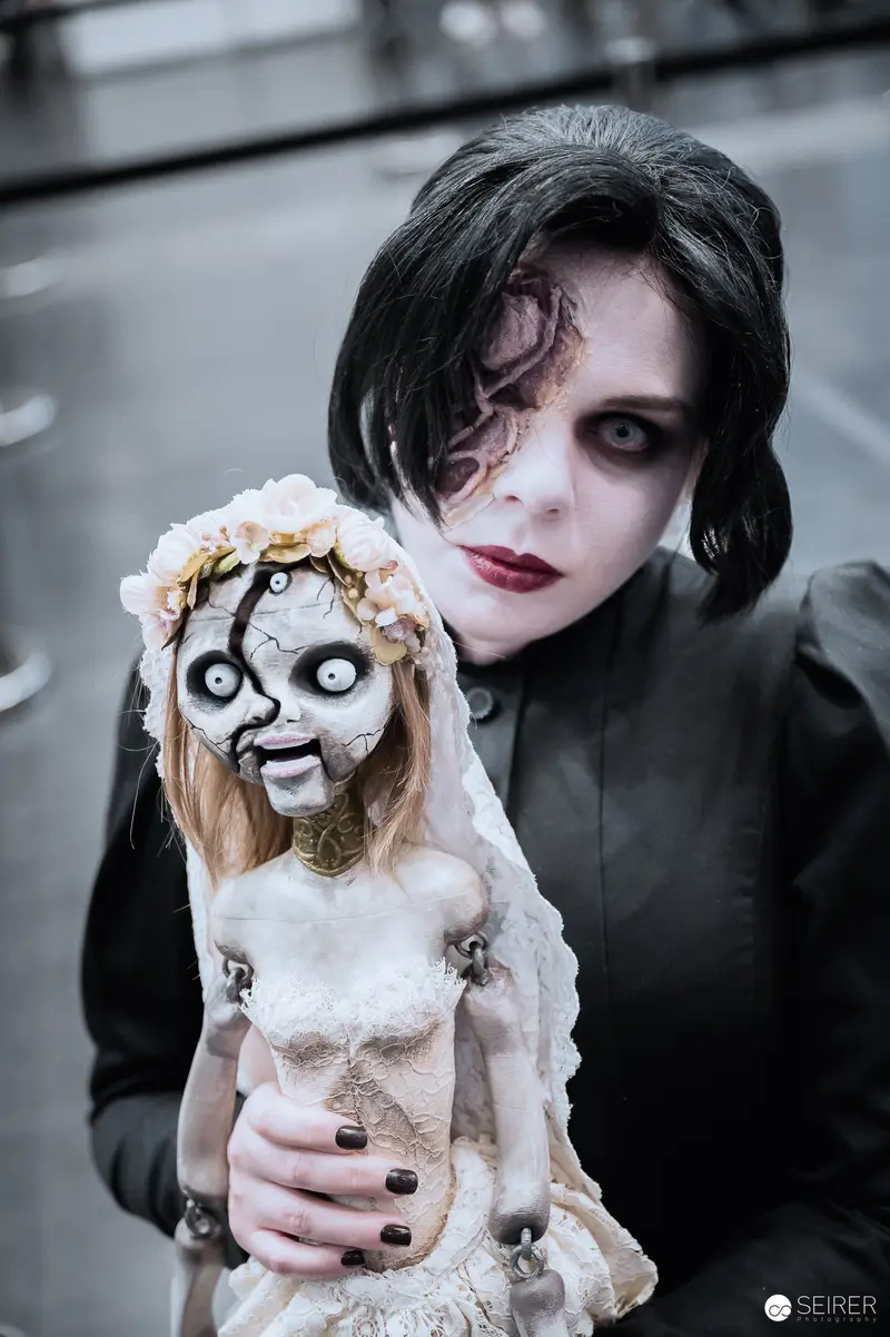 Gothic Cosplay Portrait with Haunting Bride Doll at Vienna ComicCon 2023