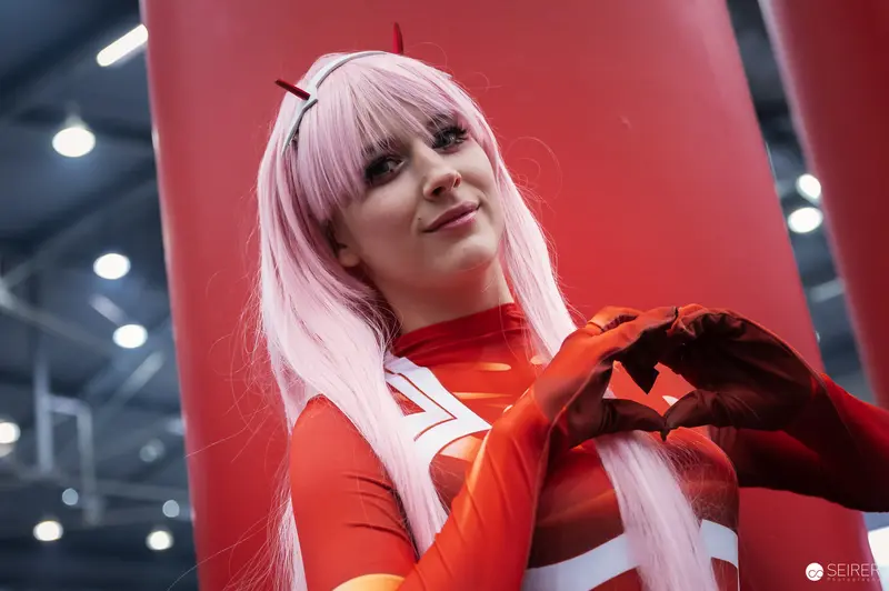 Zero Two Cosplay at Vienna ComicCon 2023: Passionate Anime Character Pose