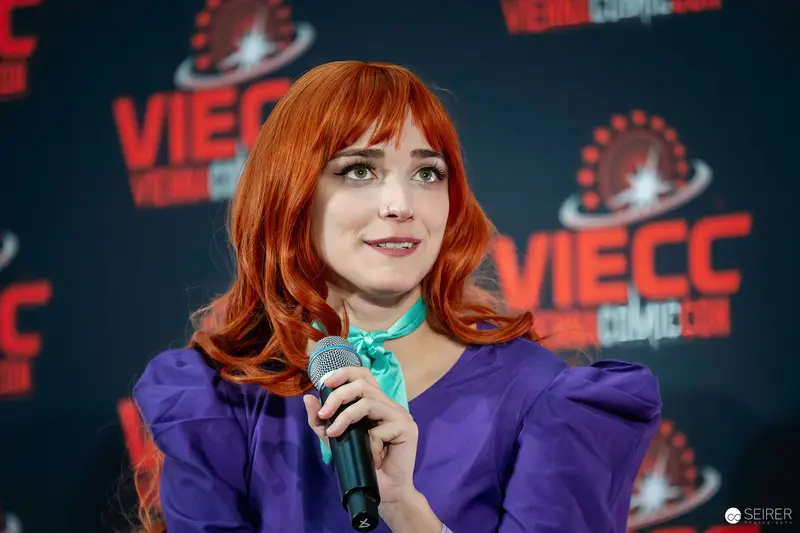 Vibrant Guest Speaker at Vienna ComicCon 2023 with Teal Microphone