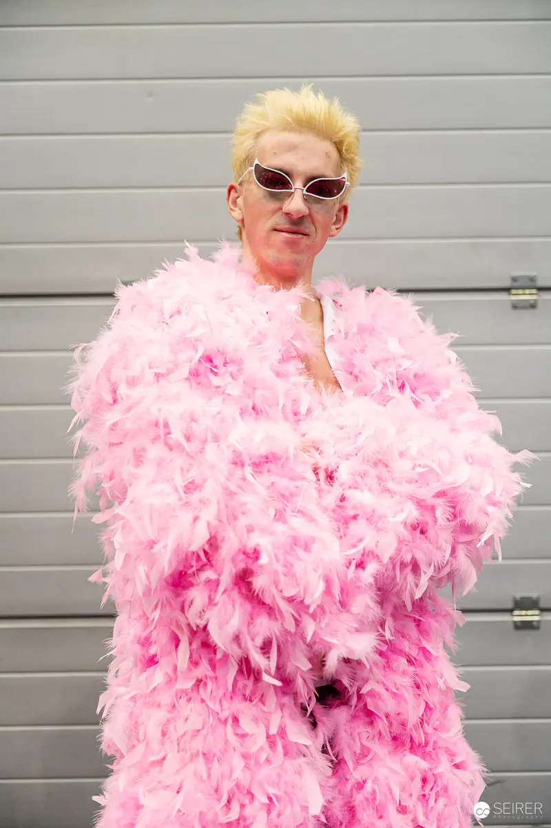 Vienna ComicCon 2023: Performer in Elaborate Pink Feathered Ensemble and Vintage Sunglasses