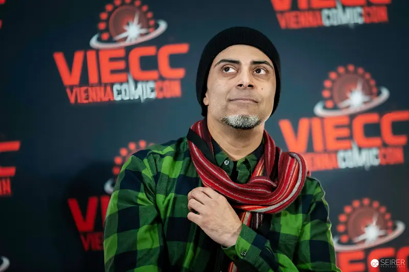 VIECC Vienna ComicCon 2023: Artist in Green Plaid and Striped Scarf