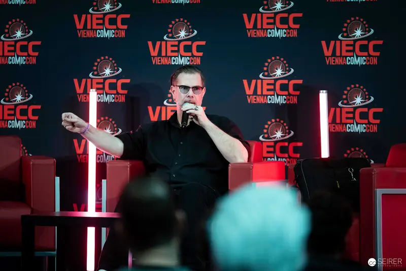 Speaker at Vienna Comic Con 2023 Addresses Audience on Main Stage