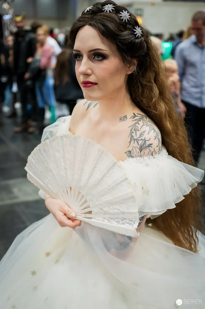 White Cosplay Costume with Lace Fan at Vienna ComicCon 2023