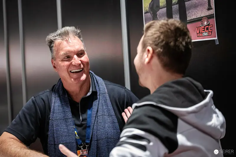 Joyful Interaction at Vienna ComicCon 2023 Celebrity Signing Event