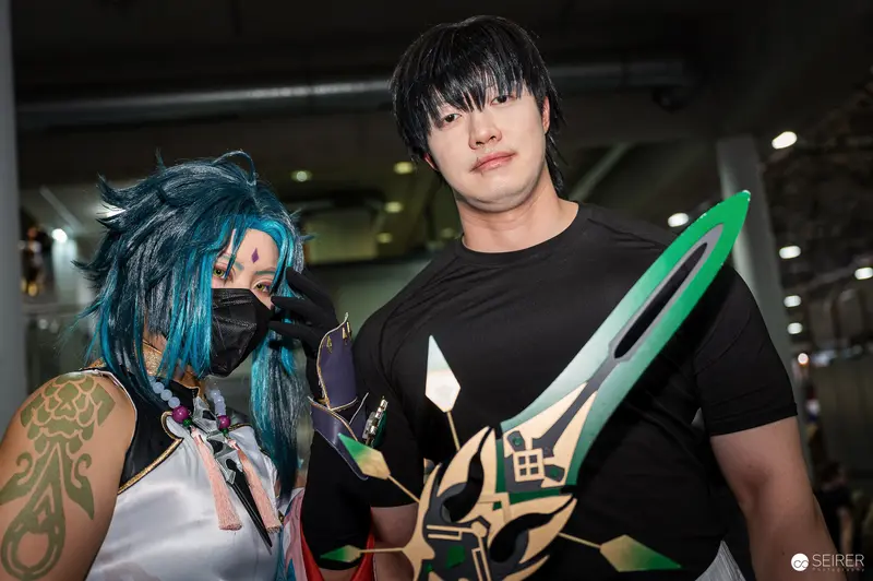Genshin Impact Xiao cosplay duo with green polearm at VIECC Vienna Comic Con 2023