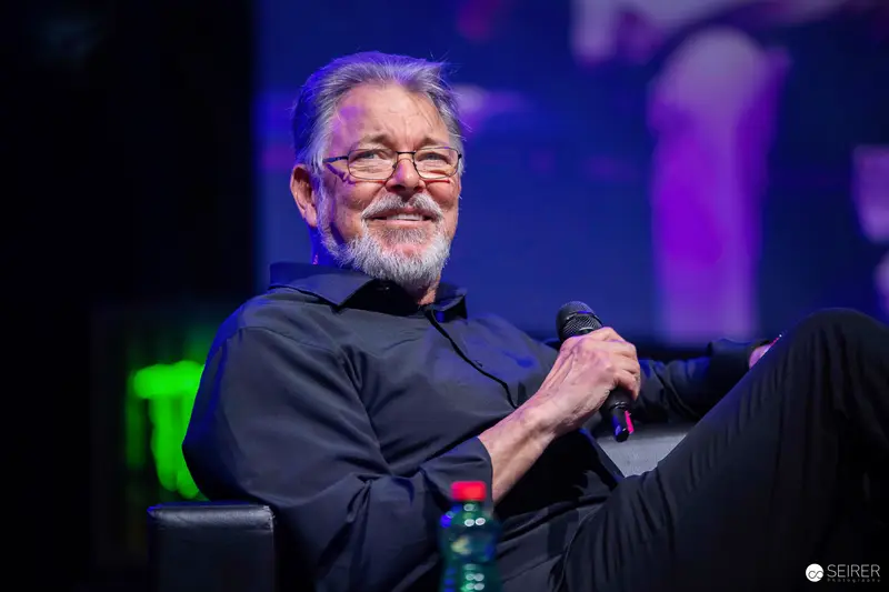 Jonathan Frakes with microphone during his stage panel at VIECC Vienna Comic Con 2023