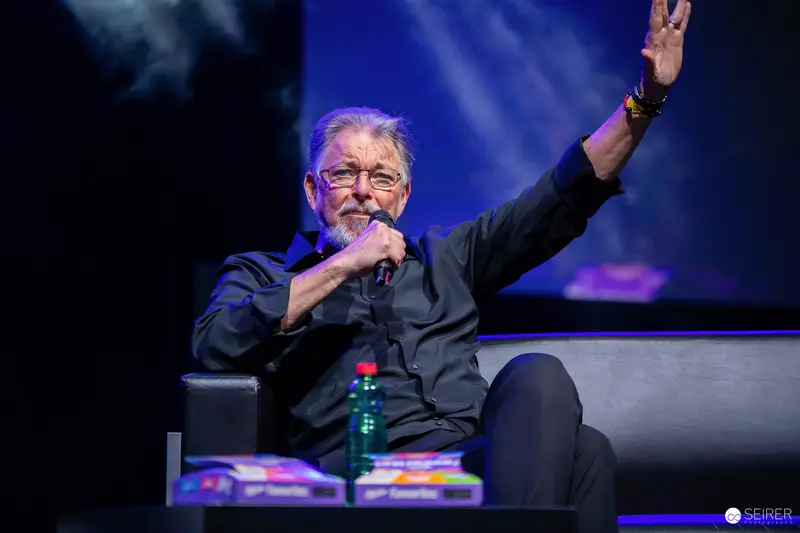 Star Trek actor raising hand during panel talk at VIECC Vienna Comic Con 2023