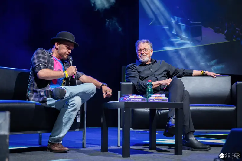 Jonathan Frakes in panel conversation with moderator on VIECC Vienna Comic Con main stage