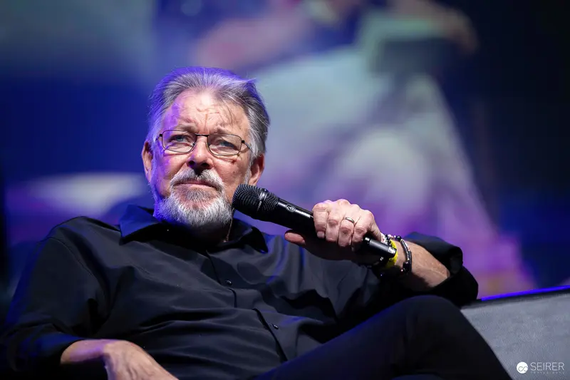 Jonathan Frakes with Microphone During Panel Talk at VIECC Vienna Comic Con 2023