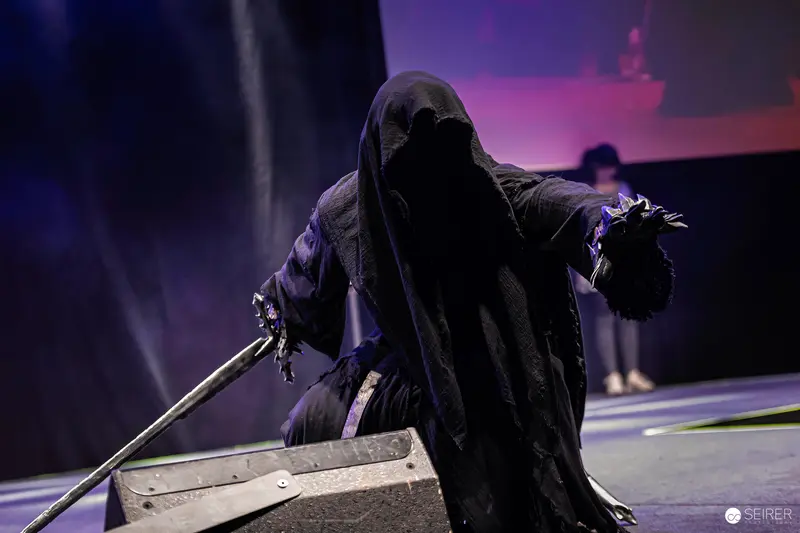Nazgûl Ringwraith cosplayer with sword on stage at VIECC Vienna Comic Con 2023