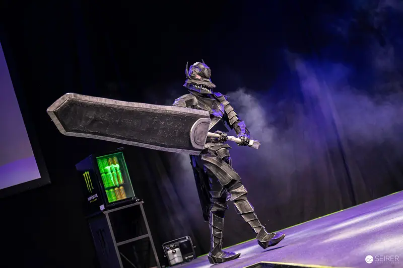 Full-Plate Armour Cosplayer with Oversized Greatsword on VIECC Vienna Comic Con Stage