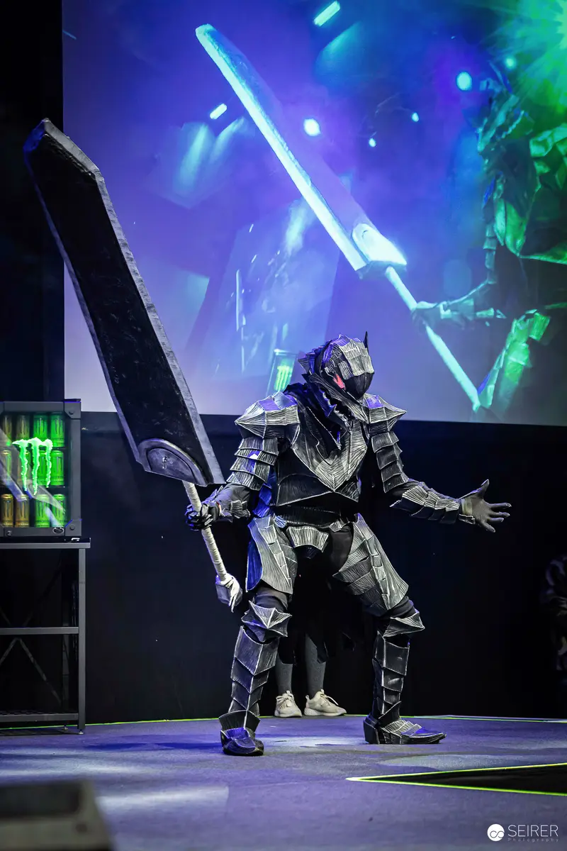 Armoured Cosplayer with Oversized Greatsword on VIECC Vienna Comic Con Stage