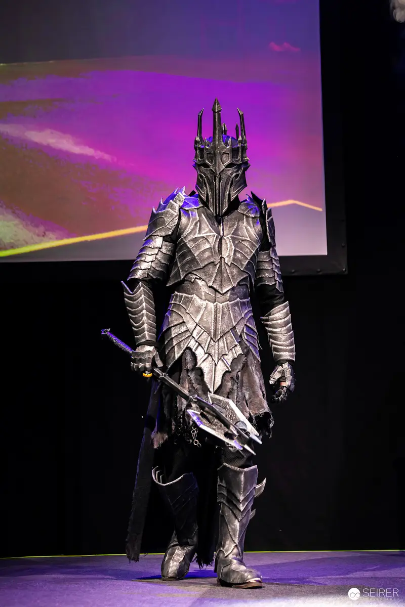 Sauron cosplayer in full black plate armour on the VIECC Vienna Comic Con stage