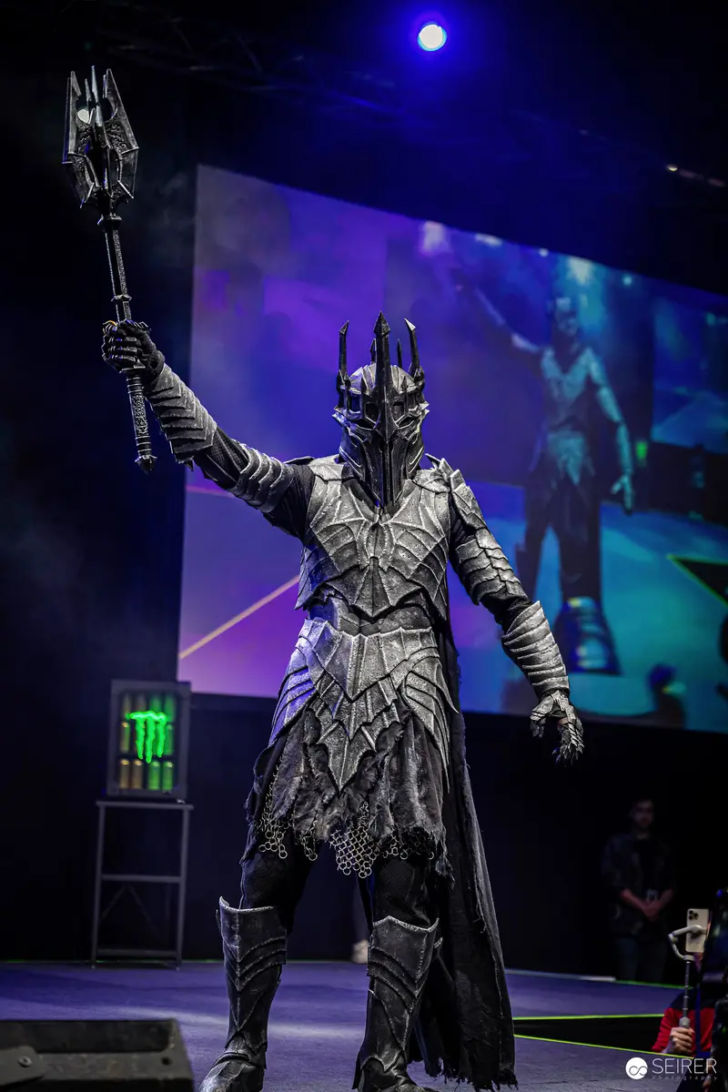 Sauron-style dark lord armour cosplay raising mace on VIECC Vienna Comic Con stage