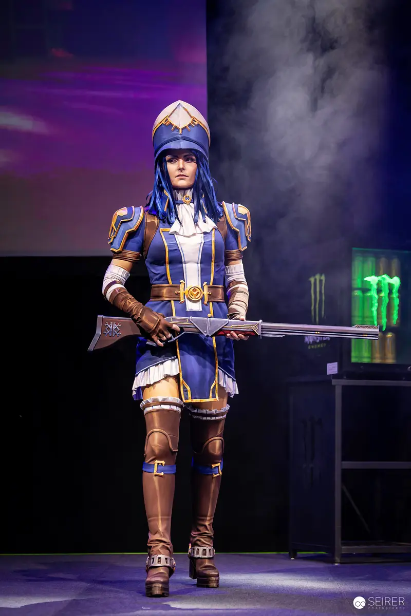 Caitlyn from League of Legends cosplay on stage at VIECC Vienna Comic Con 2023