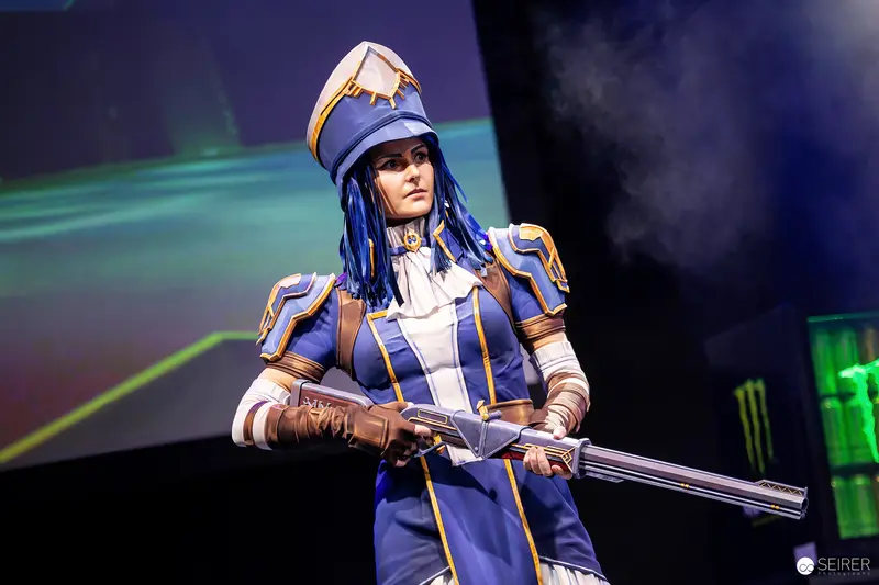 Caitlyn from League of Legends cosplayer on stage at VIECC Vienna Comic Con 2023